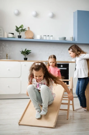 Domowy plac zabaw trójkąt Pikler Montessori niebiesko-kolorowy Moon LunaToys
